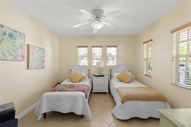 Building Photo - 7860 Holiday Dr
