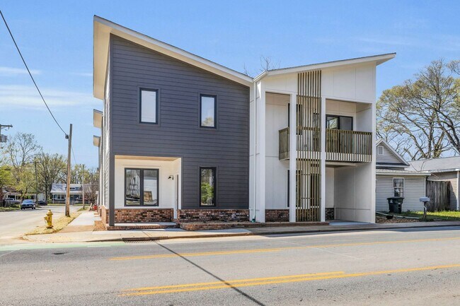 Building Photo - Modern + Classic Feel in the Heart of Downtown Chattanooga | 4 beds, 2.5 baths!