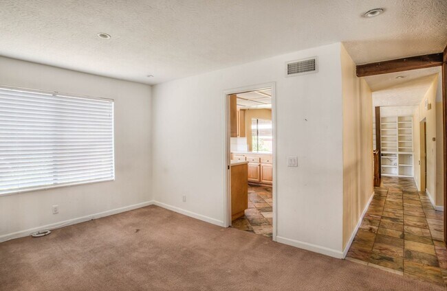 Building Photo - 4546 E Blue Jay Ave
