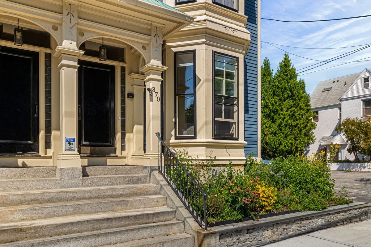 Building Photo - 370 Thayer St