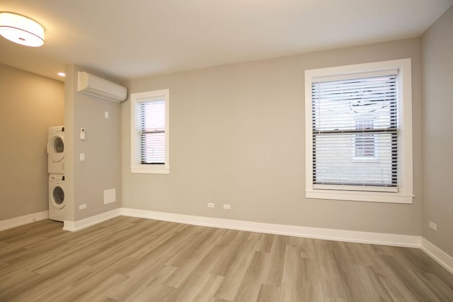 Building Photo - 3930 N Janssen Ave