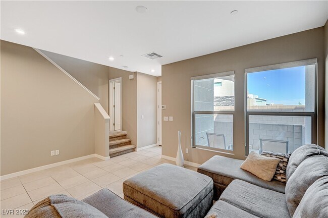 Building Photo - 9864 Kings Glen St