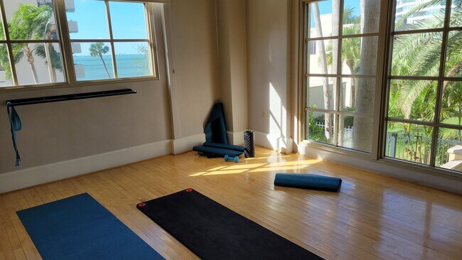 Building Photo - Seasonal/short term 3/2 renovated Ritz Carlton beauty with long water views