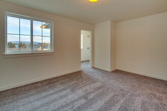 Building Photo - End unit Pahlish Townhome!