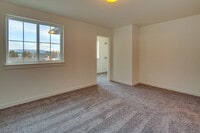 Building Photo - End unit Pahlish Townhome!