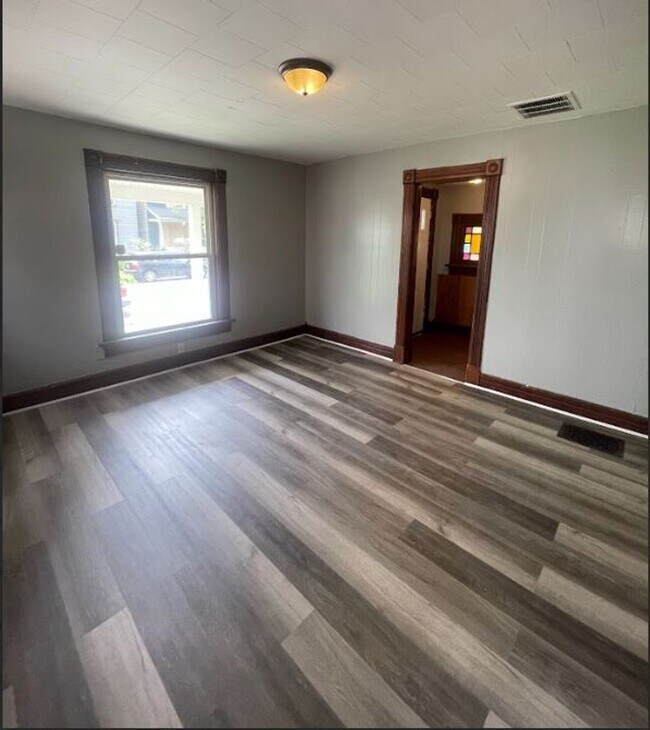Building Photo - 3 bed 1 bath close to everything in Dayton!