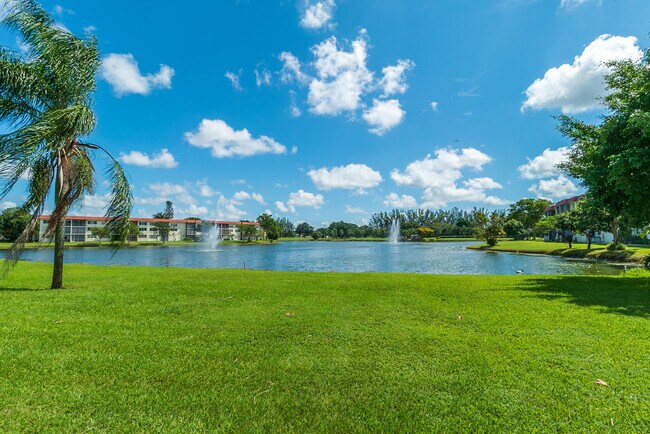 Building Photo - 9420 S Hollybrook Lake Dr