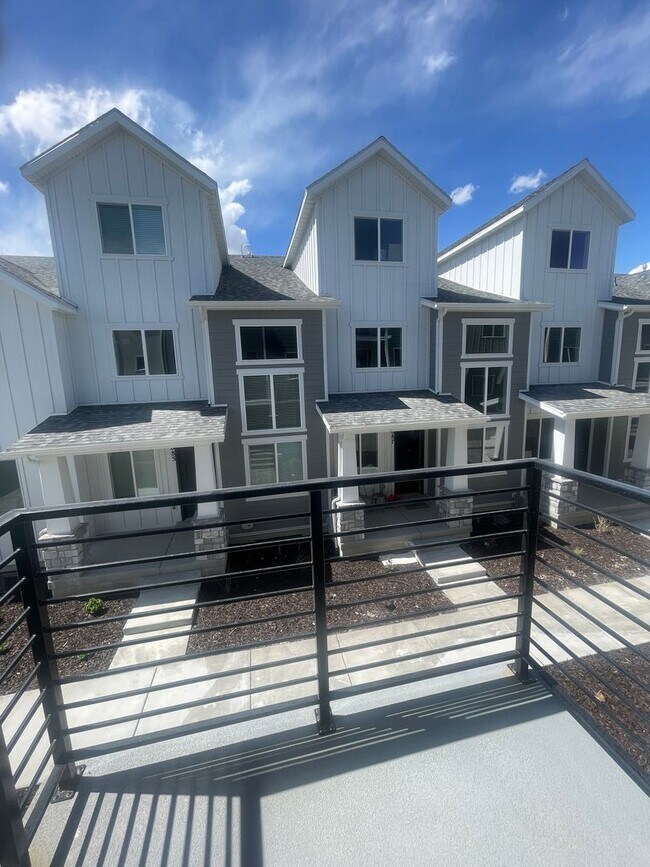 Building Photo - Beautiful New Townhome for Rent in Bluffdale!