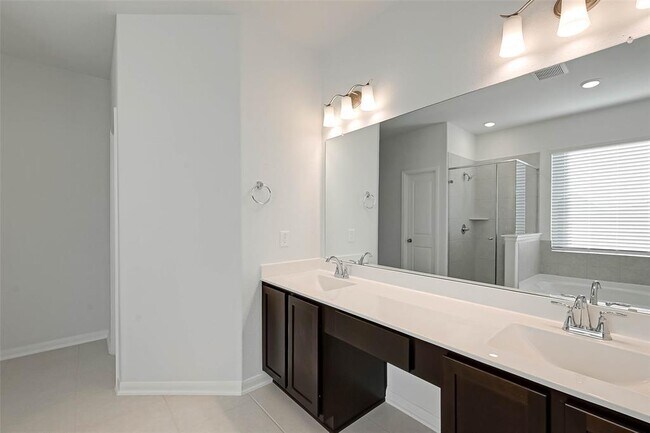Building Photo - 939 Summer Vlg Wy