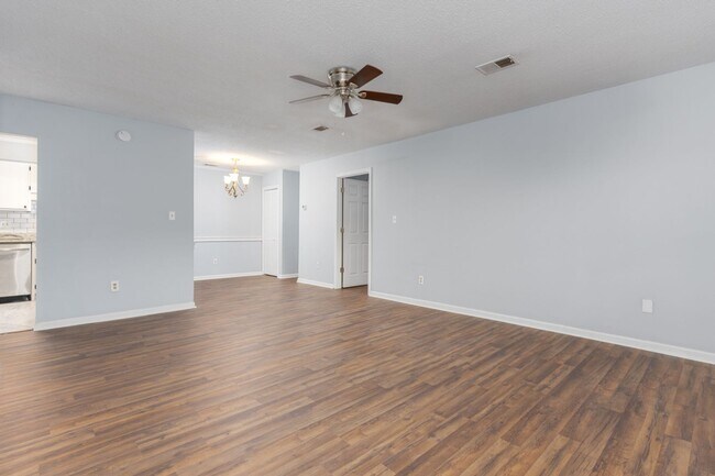 Building Photo - Charming 2 bedroom, 2 bathroom home locate...
