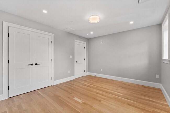 Building Photo - 903 Beacon St