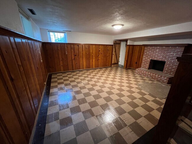 Building Photo - 3 BDRM 1.5 BTH in Baltimore City Sinclair Ln