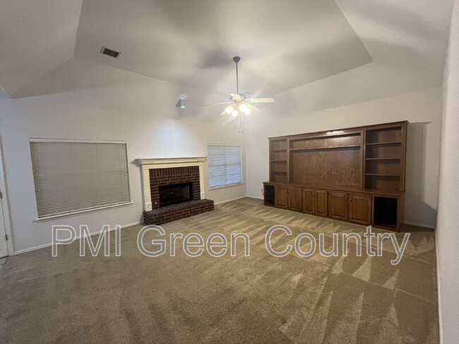 Building Photo - 305 N Aster Pl