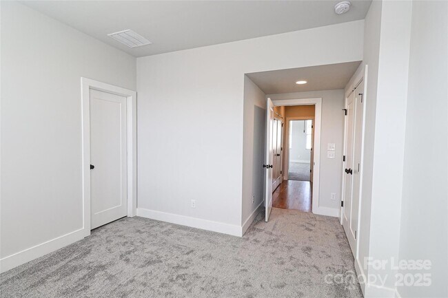Building Photo - 2027 Isom St