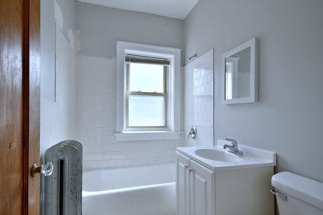 Building Photo - 608 N Mayfield Ave