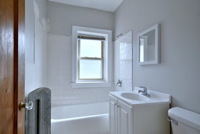 Building Photo - 610 N Mayfield Ave