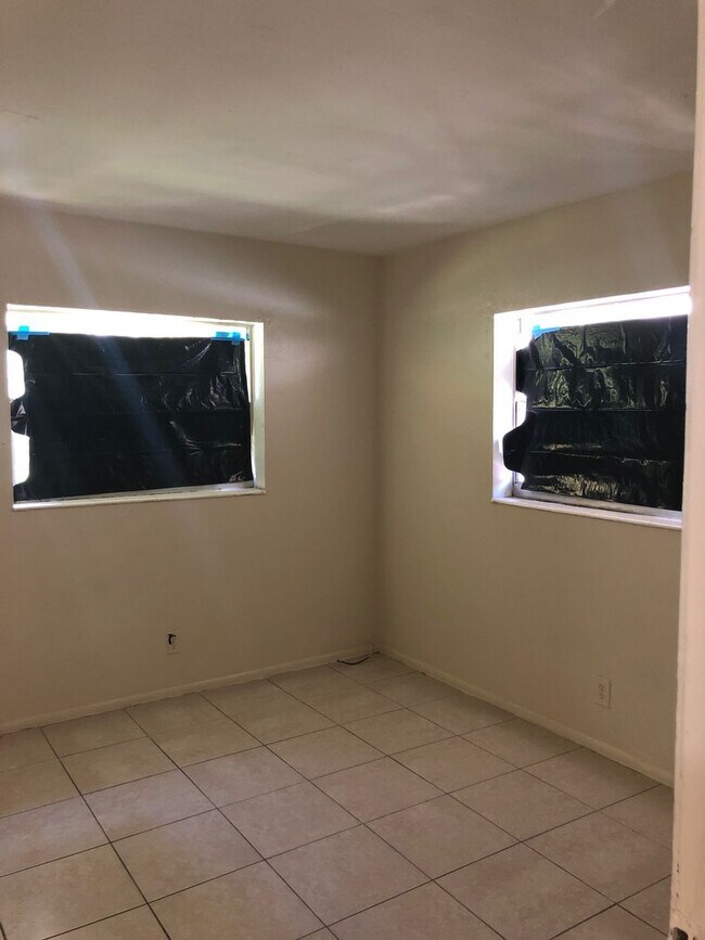 Building Photo - Large 3-1.5