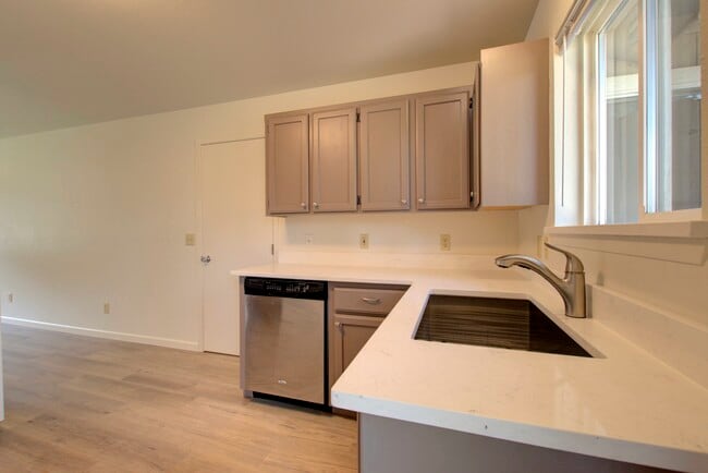 Building Photo - 202 W 19th Ave