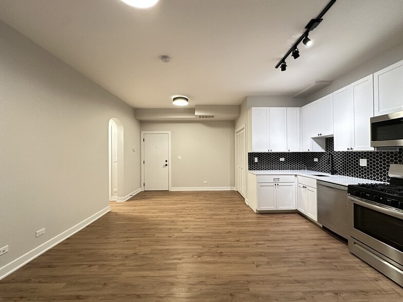 Building Photo - 643 W Wrightwood Ave