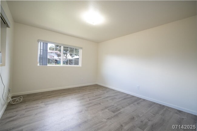 Building Photo - $2645 / 2br- 856ft2 - 2br/1ba Duplex, Incl...