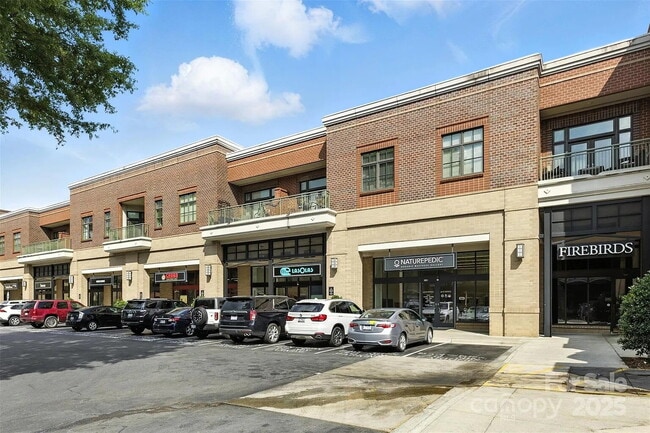 Building Photo - "Chic Urban Living: Spacious 1-Bedroom Ret...