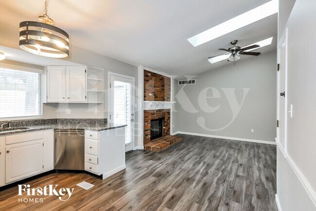 Building Photo - 16609 Green Pines Dr