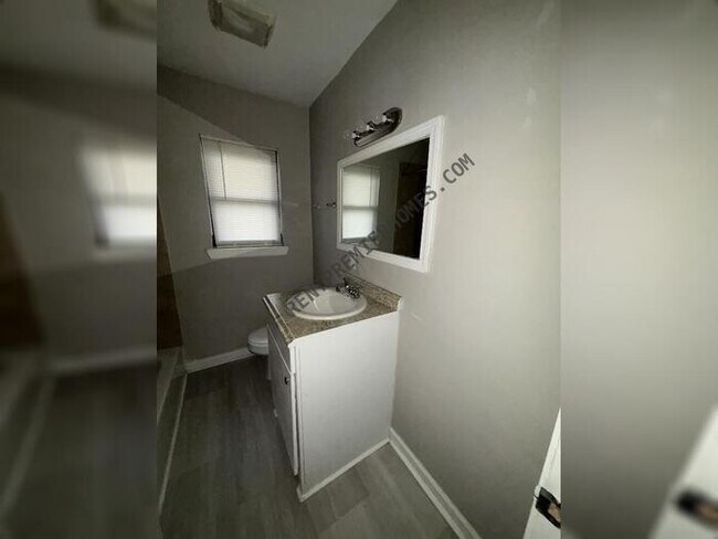 Building Photo - 1501 School Dr