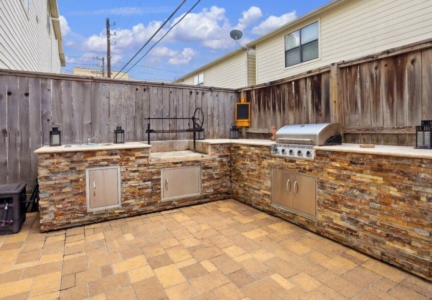 Building Photo - 548 Westcross St