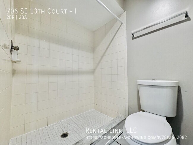 Building Photo - 706 SE 13th Ct