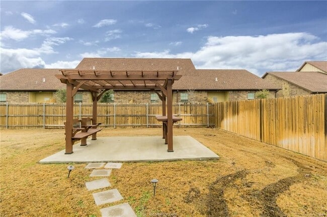 Building Photo - 3010 Old Ironsides Dr