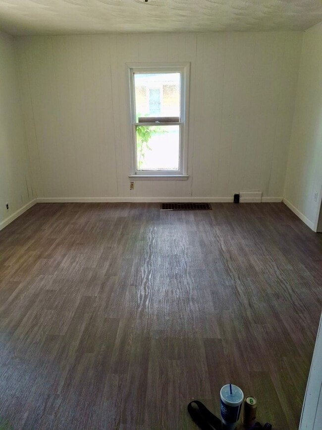 Building Photo - 2 Bedroom 1 Bath with All New Interior