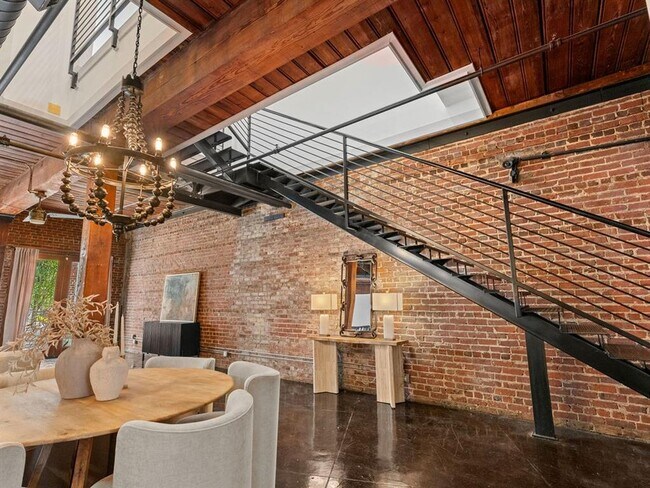 Building Photo - 320 Peters St SW