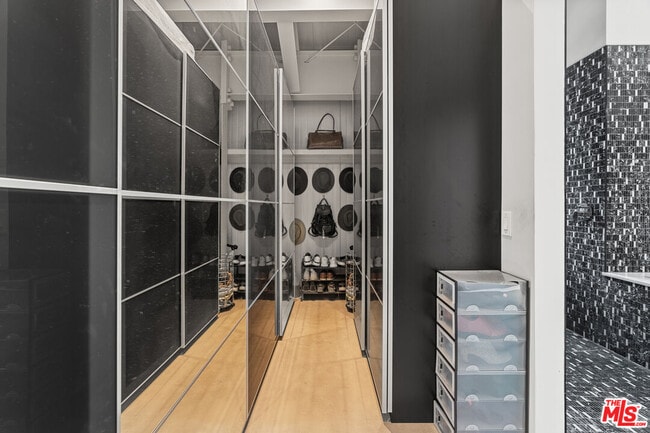 Building Photo - 548 Rose Ave