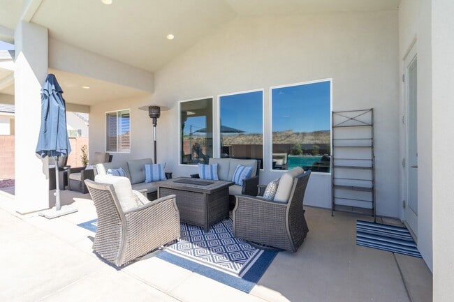 Building Photo - Stunning 5 Bed, 3 Bath Home with a 3 Car Garage