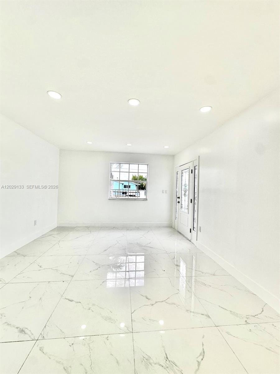 Building Photo - 574 E 21st St