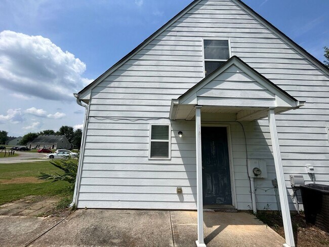 Building Photo - PRE-LEASING FOR AUGUST 2025! 1/2 OFF SECUR...