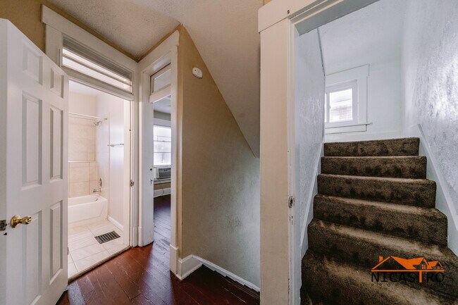 Building Photo - 174 E 11th Ave