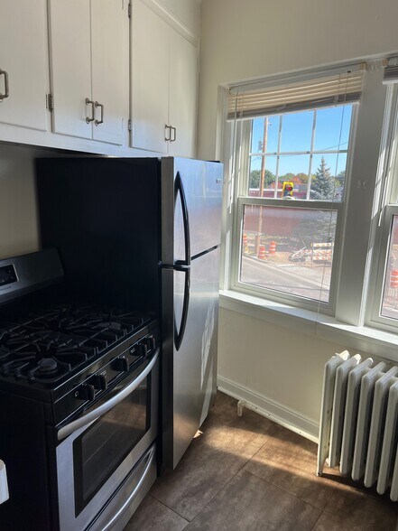 Kitchen - 3900 Sunnyside Rd