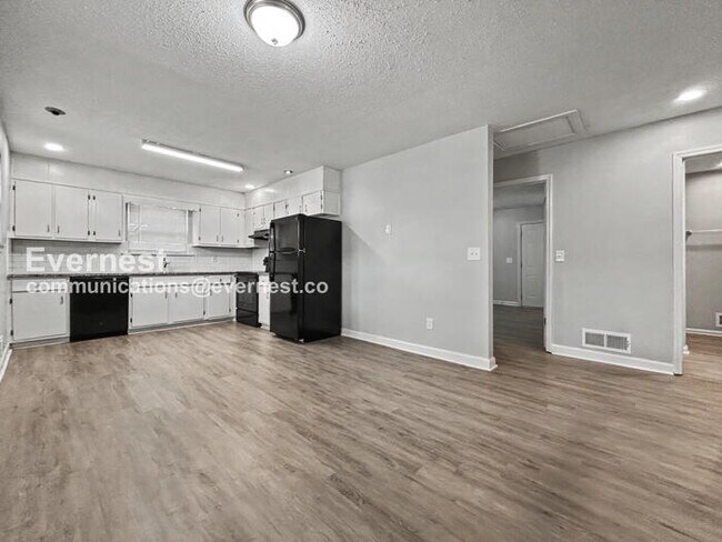 Building Photo - 2 Bed, 2 Bath Home with Fenced Yard & Garage / Pet-Friendly / Available Now!