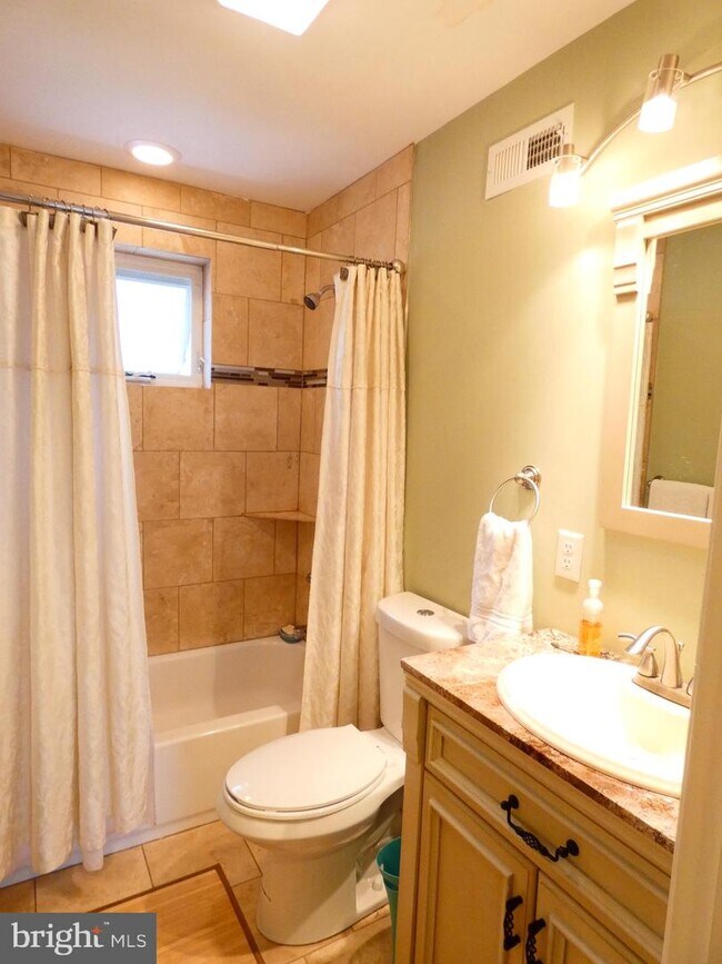 Building Photo - 2043 Martha St