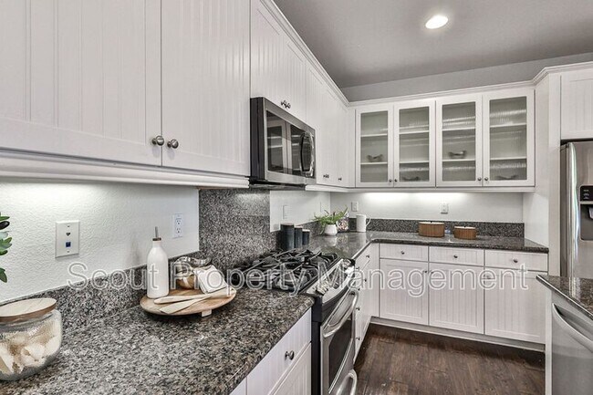 Building Photo - 28814 S Lake Dr