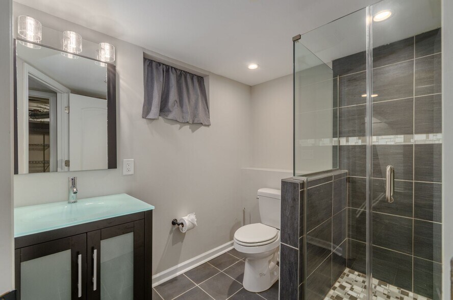 Building Photo - 556 Siebert St
