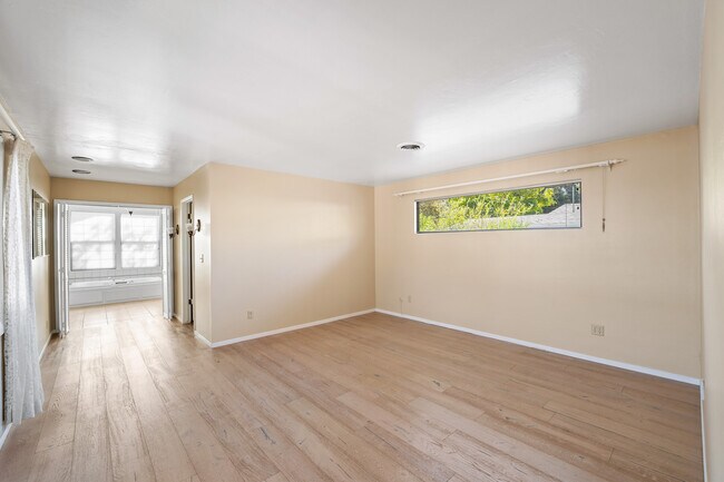 Building Photo - 190 Fairway Ln