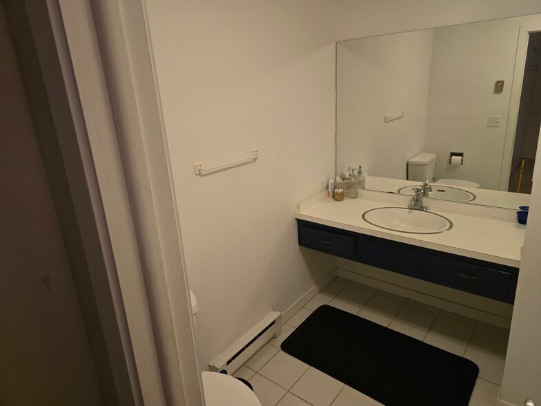 Bathroom - 18 Bridge St