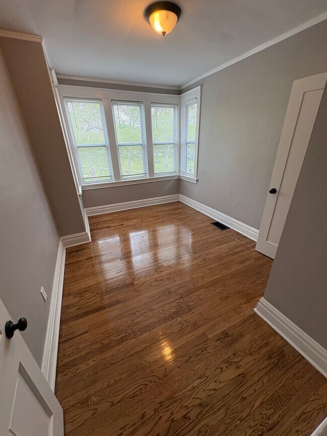 Building Photo - Christy 1