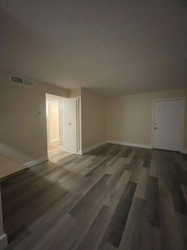 Building Photo - One bedroom, One bath. Downstairs unit. 89101