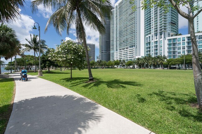 Building Photo - 2020 N Bayshore Dr