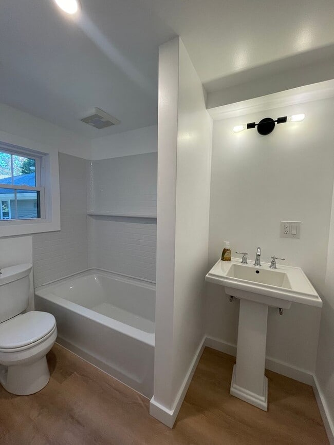 Building Photo - Charming 5-Bedroom 3.5 bath Home for Rent ...