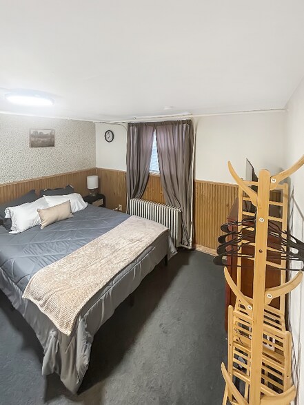 Building Photo - 208 2nd St S