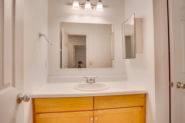 Building Photo - Pet-friendly Spacious Vinyl-Sided 2BR Apartment in Gulf Breeze